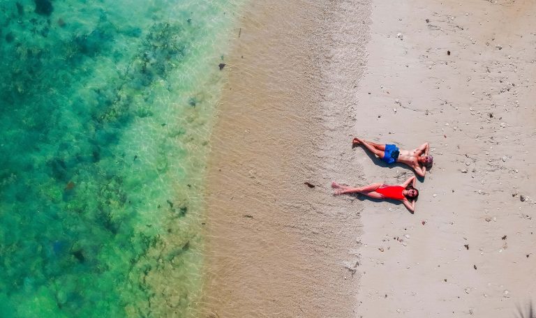 4 Manfaat Sehat Liburan ke Pantai di Masa Pandemi